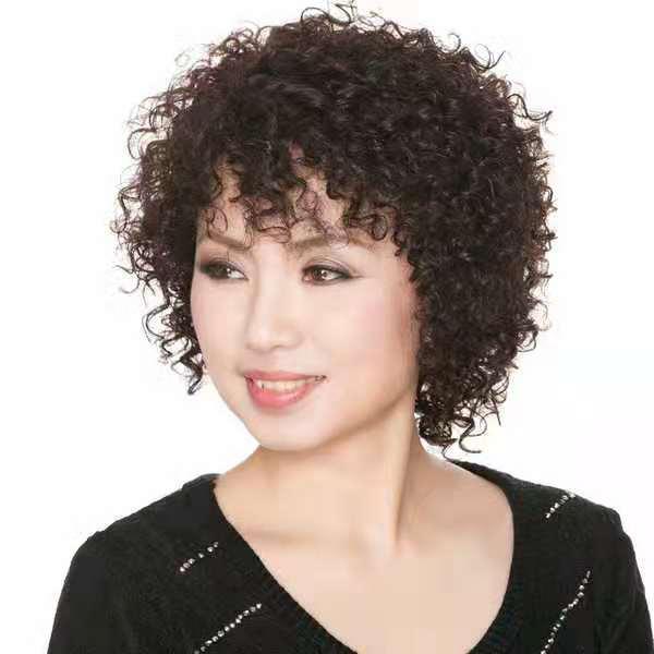 女人過了50歲，髮型首選燙小捲，時髦減齡好打理，姐妹們都誇真漂亮！