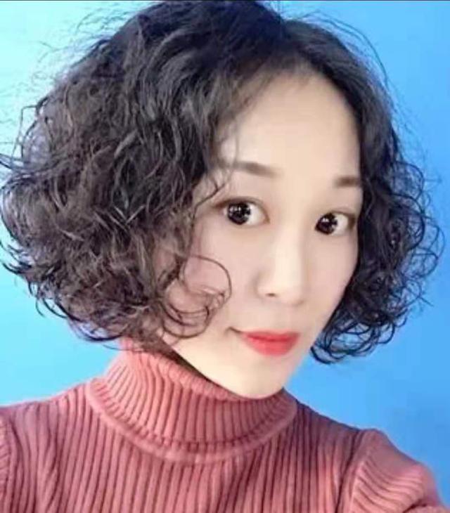 女人過了50歲，髮型首選燙小捲，時髦減齡好打理，姐妹們都誇真漂亮！