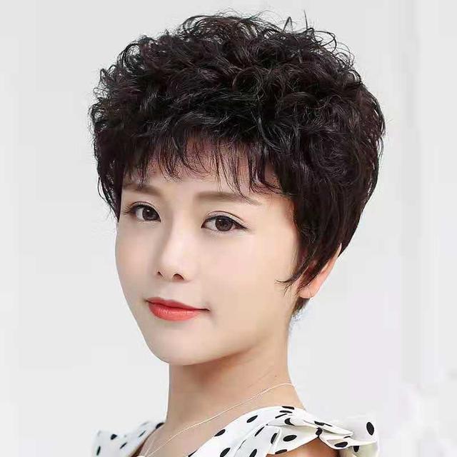女人過了50歲，髮型首選燙小捲，時髦減齡好打理，姐妹們都誇真漂亮！