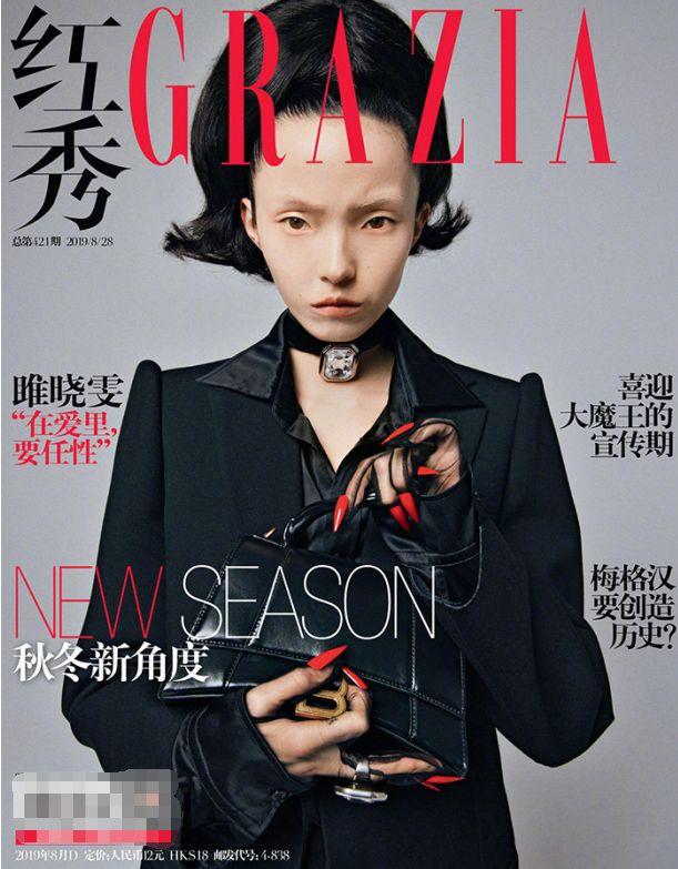 她擁有完美腿型，外號「小怪物」，畫無眉妝神似外星人，演美人卻驚艷四座！