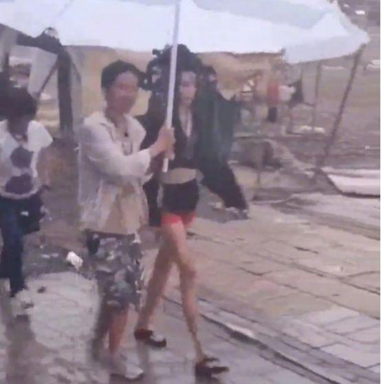 她擁有完美腿型，外號「小怪物」，畫無眉妝神似外星人，演美人卻驚艷四座！