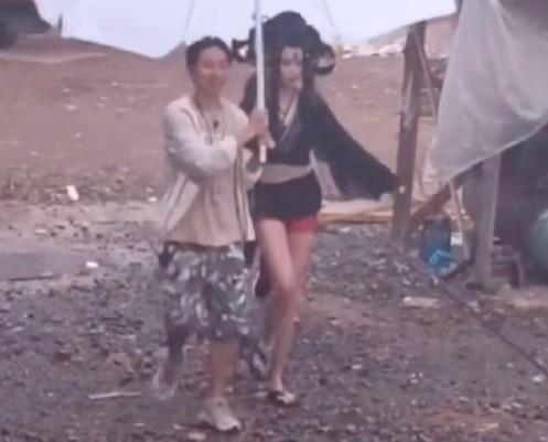 她擁有完美腿型，外號「小怪物」，畫無眉妝神似外星人，演美人卻驚艷四座！