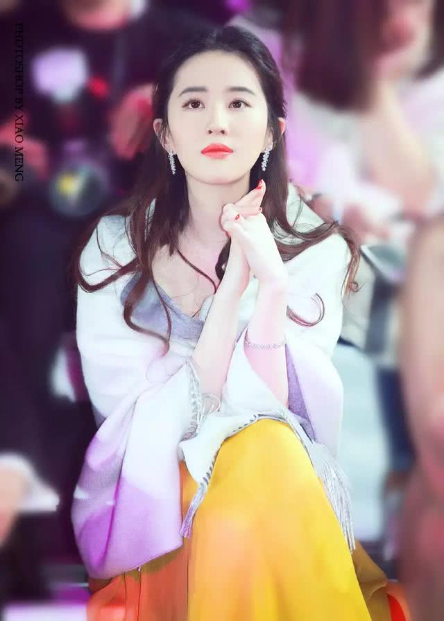 劉亦菲發現自己被偷拍，仙女式回眸一笑太仙了，托腮的手勢很高貴！