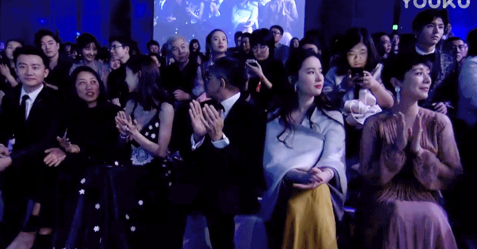 劉亦菲發現自己被偷拍，仙女式回眸一笑太仙了，托腮的手勢很高貴！