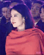 劉亦菲發現自己被偷拍，仙女式回眸一笑太仙了，托腮的手勢很高貴！