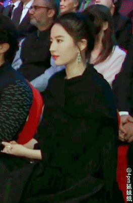 劉亦菲發現自己被偷拍，仙女式回眸一笑太仙了，托腮的手勢很高貴！