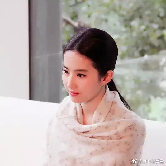 劉亦菲發現自己被偷拍，仙女式回眸一笑太仙了，托腮的手勢很高貴！