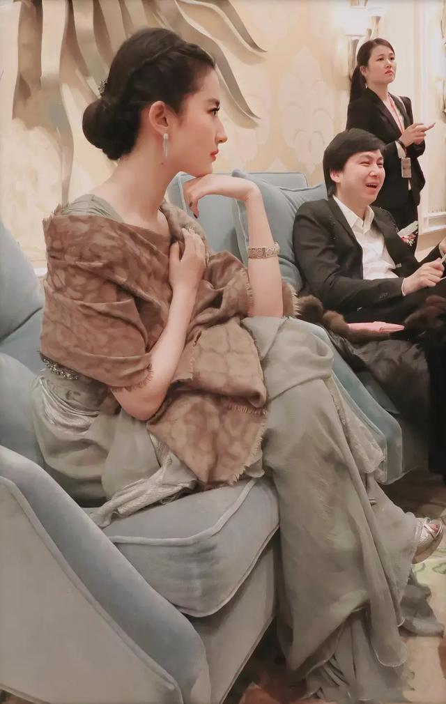 劉亦菲發現自己被偷拍，仙女式回眸一笑太仙了，托腮的手勢很高貴！