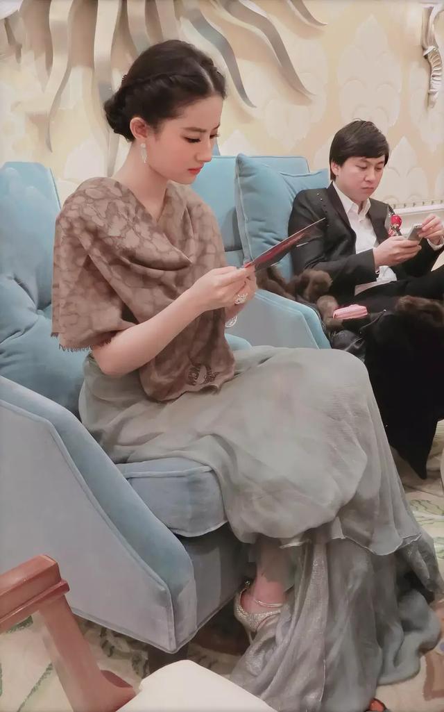 劉亦菲發現自己被偷拍，仙女式回眸一笑太仙了，托腮的手勢很高貴！