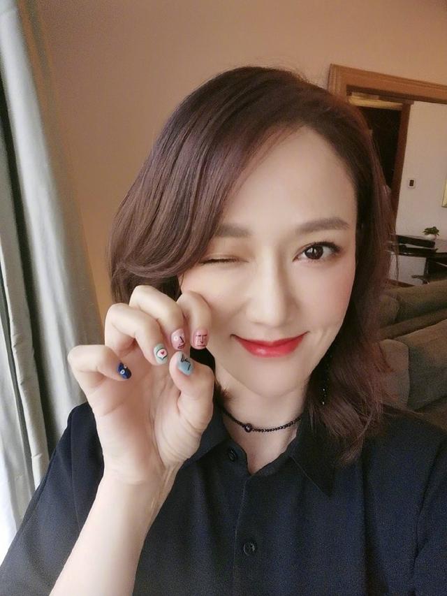 40歲陳喬恩曬墨爾本「度假照」，藍白針織裙清新似少女，不結婚又怎樣！