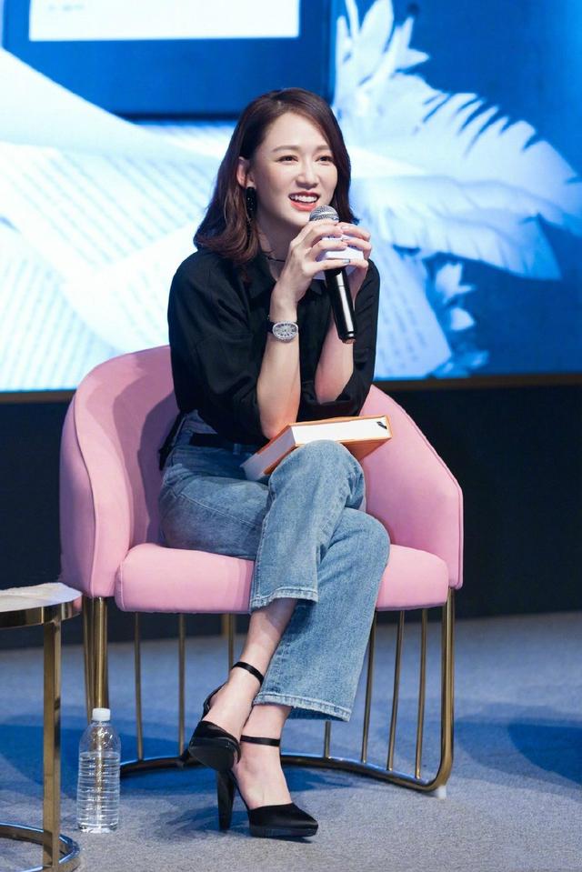 40歲陳喬恩曬墨爾本「度假照」，藍白針織裙清新似少女，不結婚又怎樣！