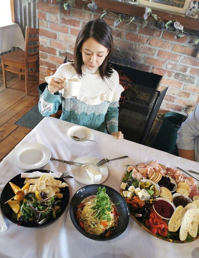 40歲陳喬恩曬墨爾本「度假照」，藍白針織裙清新似少女，不結婚又怎樣！