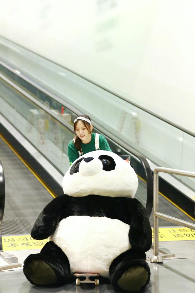 40歲陳喬恩曬墨爾本「度假照」，藍白針織裙清新似少女，不結婚又怎樣！