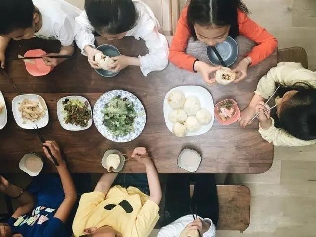 凝聚家人心！一家四口「10年不開冷氣沒網路」生活曝光　「與孩子同住60坪房」不沉迷電子產品