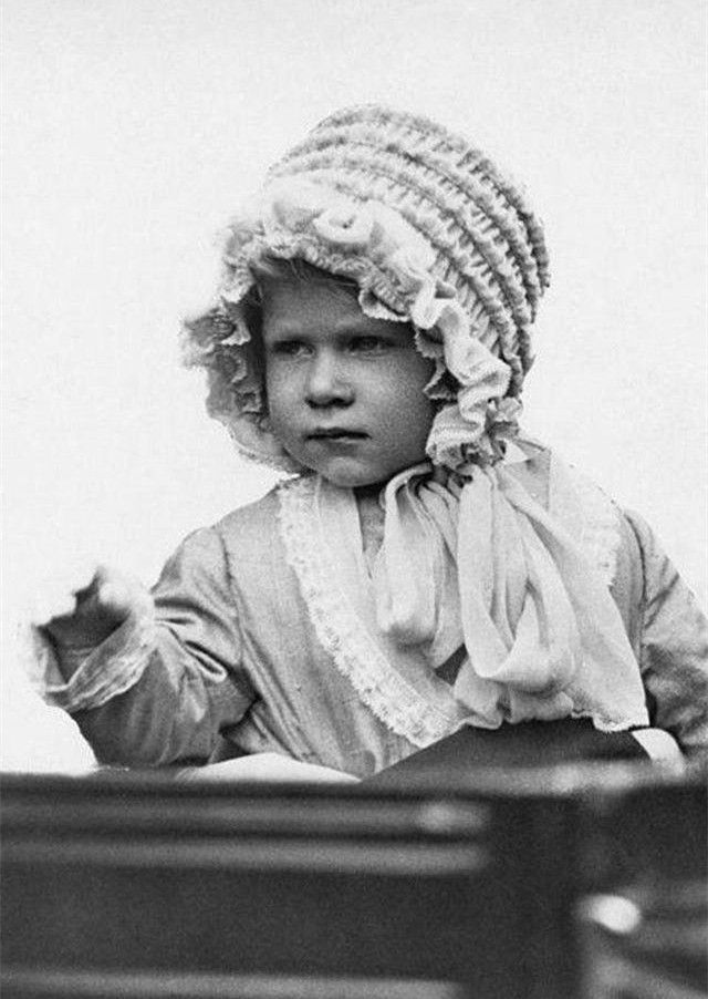 93歲英女王「珍貴老照片」曝光：「胖嘟嘟小臉蛋」很可愛，嬰兒時期就愛笑！