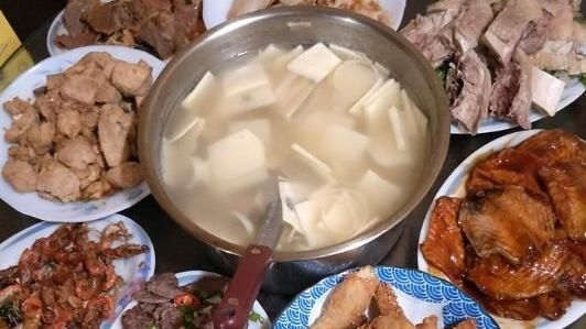 絕世好公公！3餐為媳婦親下廚「準時送上8菜1湯」吃有夠撐　網友一看愣「還不快逃家」全都笑翻了