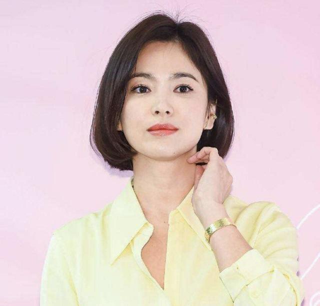 女人過了40歲，初秋不要絲襪配高跟鞋，學宋慧喬穿搭，減齡、洋氣！