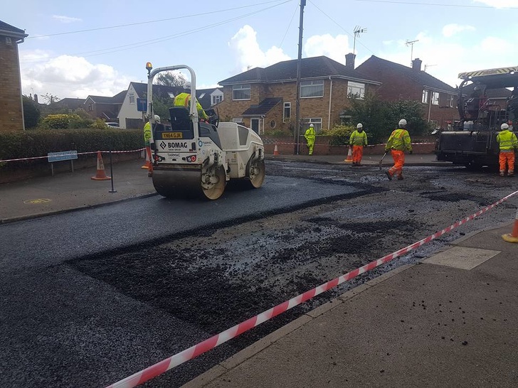 地球有救了！英國「回收塑膠垃圾鋪馬路」廢物再利用　好處多多「CP值比瀝青高」專家狂讚：耐用度提升60％