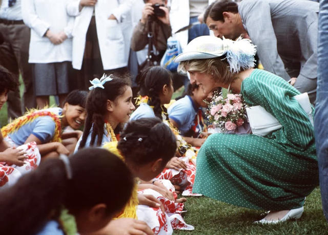 回顧戴妃「和孩子們」的迷人時刻：打動人心的不只美貌，更是善良！