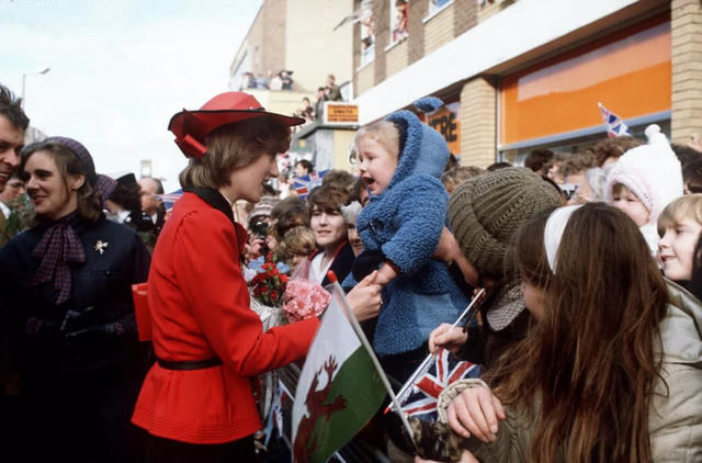 回顧戴妃「和孩子們」的迷人時刻：打動人心的不只美貌，更是善良！