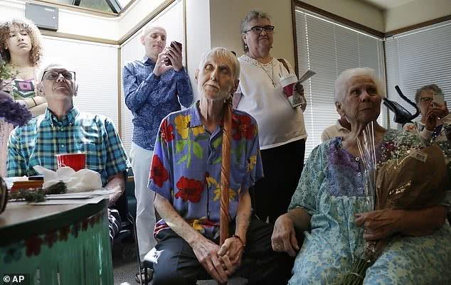 75歲重症老翁「舉辦離別派對」邀請親朋好友參加　「與一生摯愛結婚後」親手了結生命
