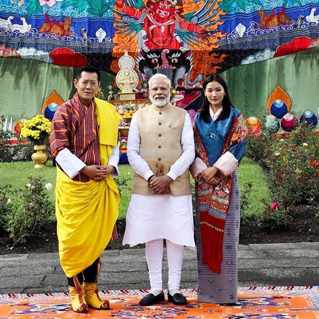 29歲不丹王后「陪丈夫會客」，一身傳統服飾驚艷迷人，曾「與凱特同框」比美！