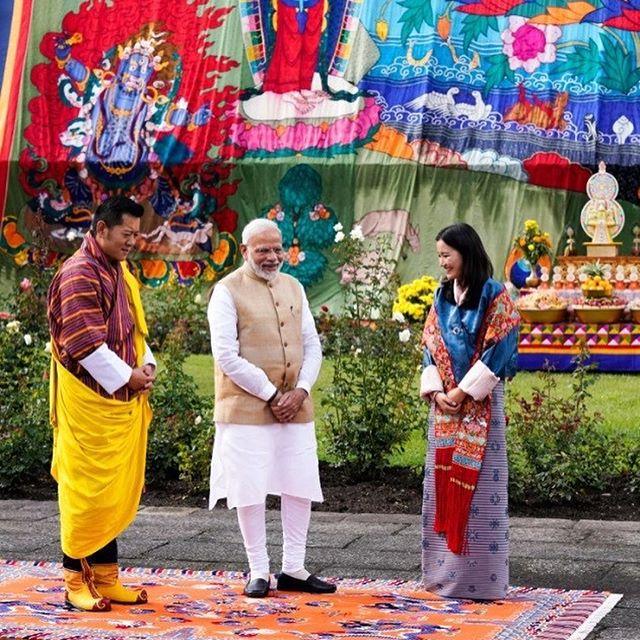 29歲不丹王后「陪丈夫會客」，一身傳統服飾驚艷迷人，曾「與凱特同框」比美！