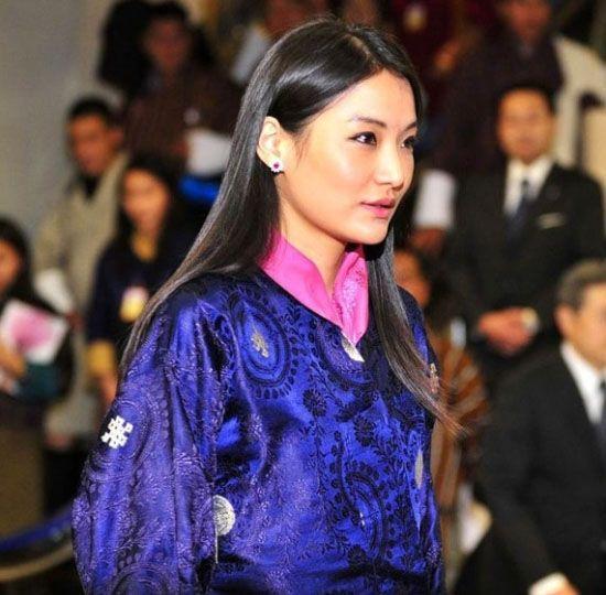 29歲不丹王后「陪丈夫會客」，一身傳統服飾驚艷迷人，曾「與凱特同框」比美！