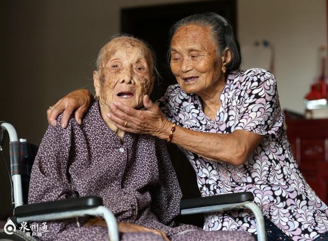 養我小伴您老！阿婆「30歲認養女」謹記恩情　富家認親不回「30年無悔長照」反哺至今養母已107歲