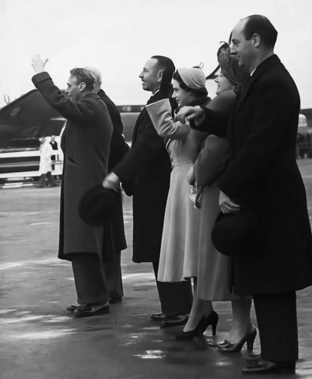 93歲英女王「人生態度」豁達，面對至親好友離去，有眼淚有歡笑也有歉意！