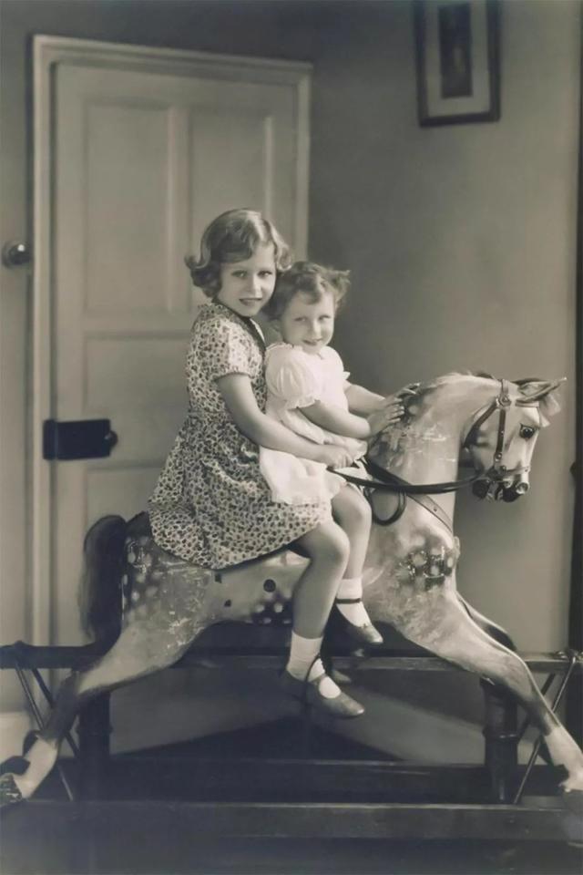 93歲英女王「人生態度」豁達，面對至親好友離去，有眼淚有歡笑也有歉意！