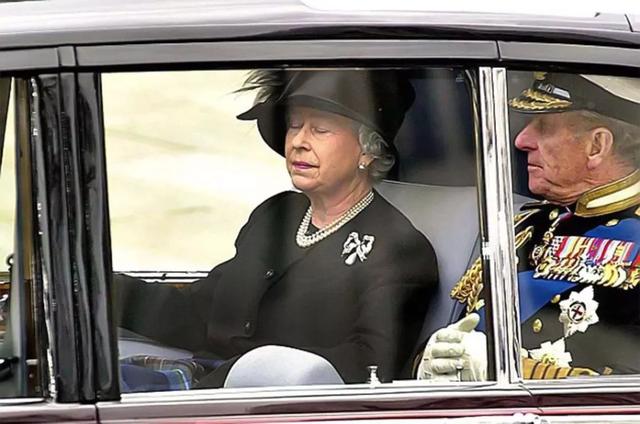 93歲英女王「人生態度」豁達，面對至親好友離去，有眼淚有歡笑也有歉意！