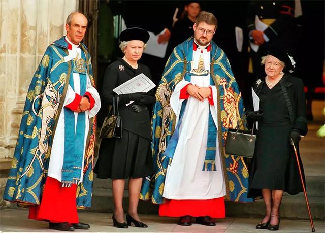 93歲英女王「人生態度」豁達，面對至親好友離去，有眼淚有歡笑也有歉意！