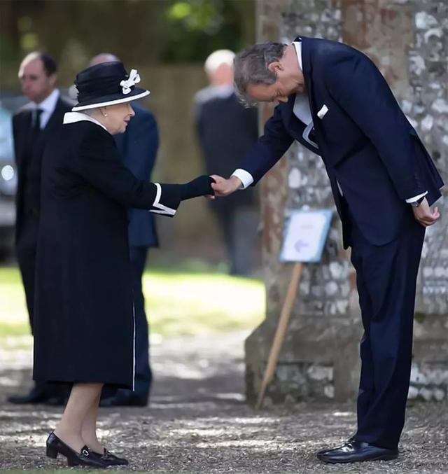 93歲英女王「人生態度」豁達，面對至親好友離去，有眼淚有歡笑也有歉意！
