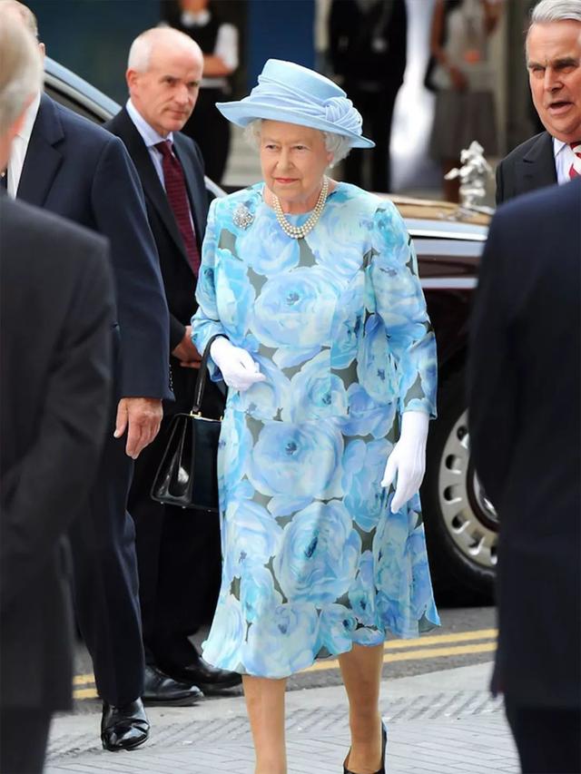 93歲英女王「人生態度」豁達，面對至親好友離去，有眼淚有歡笑也有歉意！