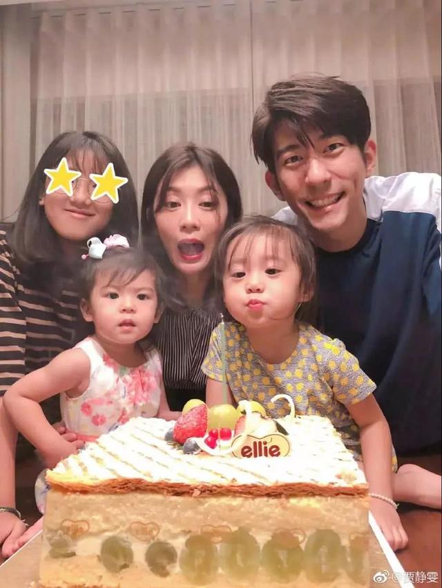 賈靜雯「入圍金鐘獎」角逐視后，梧桐妹曬照恭喜，「靠媽媽肩膀撒嬌」好有愛！