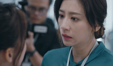 賈靜雯「入圍金鐘獎」角逐視后，梧桐妹曬照恭喜，「靠媽媽肩膀撒嬌」好有愛！