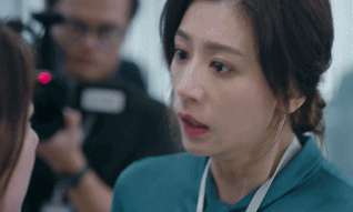 賈靜雯「入圍金鐘獎」角逐視后，梧桐妹曬照恭喜，「靠媽媽肩膀撒嬌」好有愛！