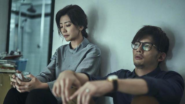 賈靜雯「入圍金鐘獎」角逐視后，梧桐妹曬照恭喜，「靠媽媽肩膀撒嬌」好有愛！