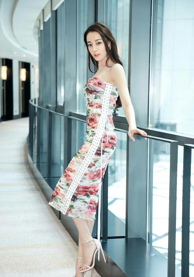 女神迪麗熱巴自嘲「我是家族最難看的」網不信！校花級表妹曝光「超仙五官美翻」粉絲服了：基因太強