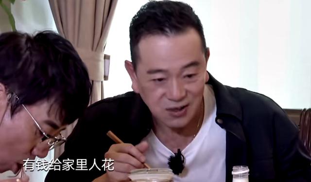 錢都留給家人！張晨光「魚過期5年捨不得丟」對自己超摳　63歲「和妻小分開住」獨自拍戲賺錢