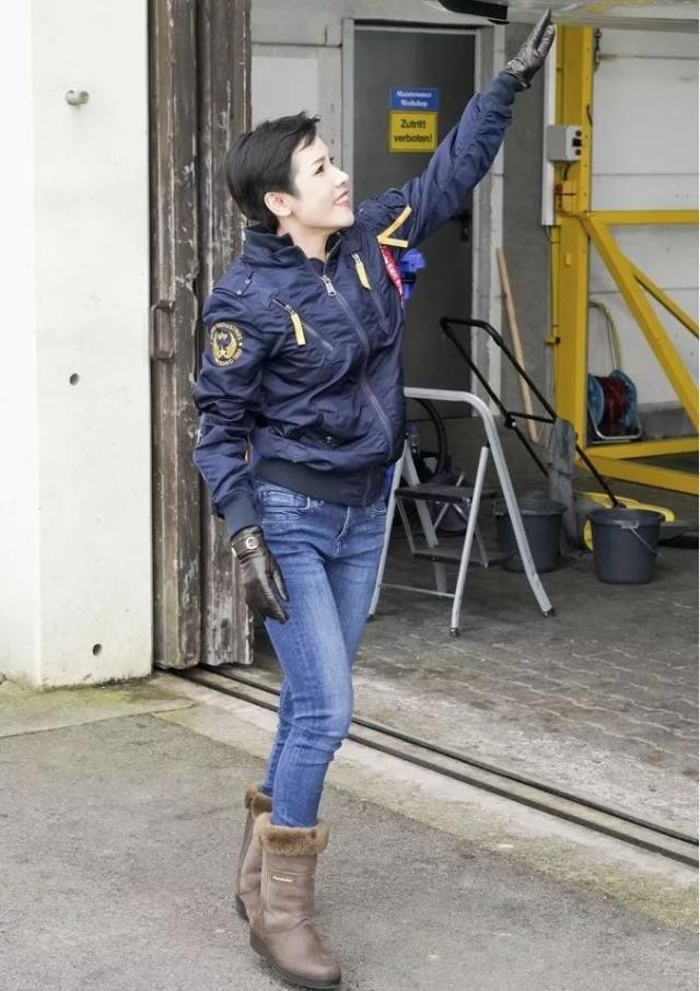 泰國「34歲新王妃」美得不簡單，跳傘射擊開飛機樣樣行，且被冊封為少將！