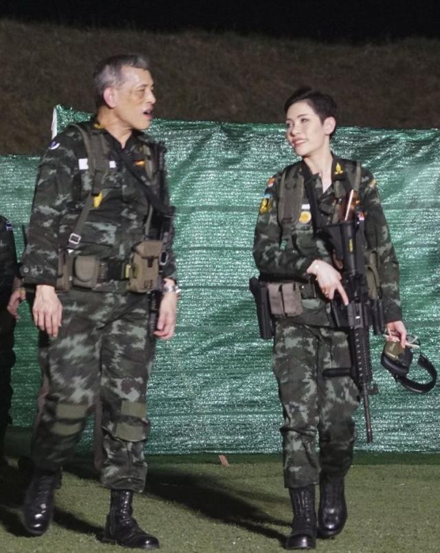 泰國「34歲新王妃」美得不簡單，跳傘射擊開飛機樣樣行，且被冊封為少將！