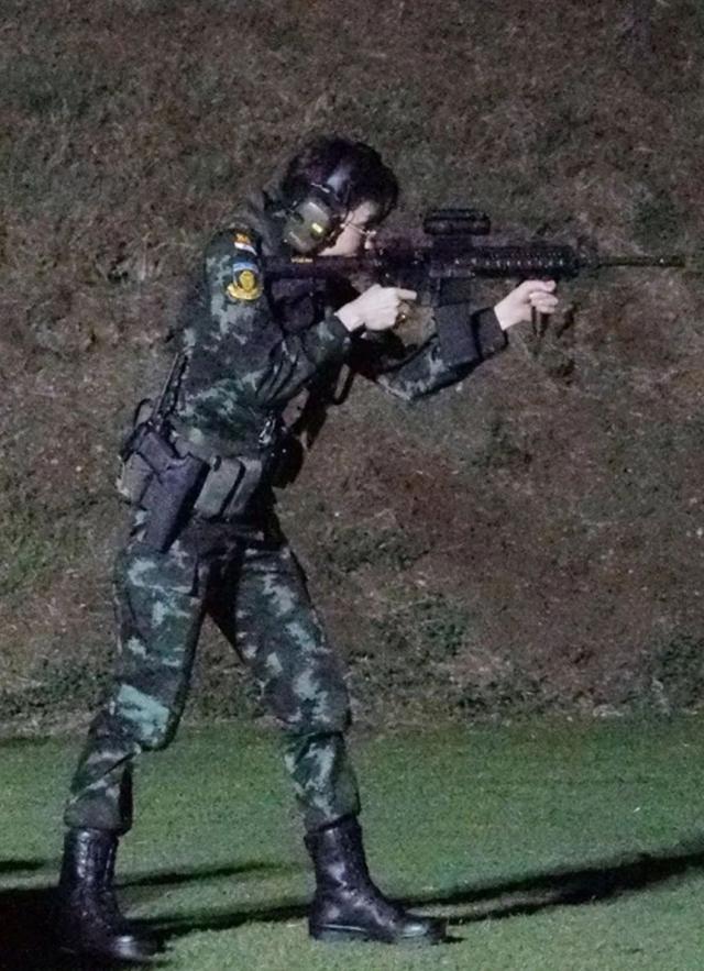 泰國「34歲新王妃」美得不簡單，跳傘射擊開飛機樣樣行，且被冊封為少將！