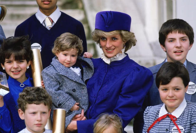 黛安娜王妃「永恆時尚時刻」回顧：從珠寶首飾到著裝搭配，詮釋「人民王妃」風采！