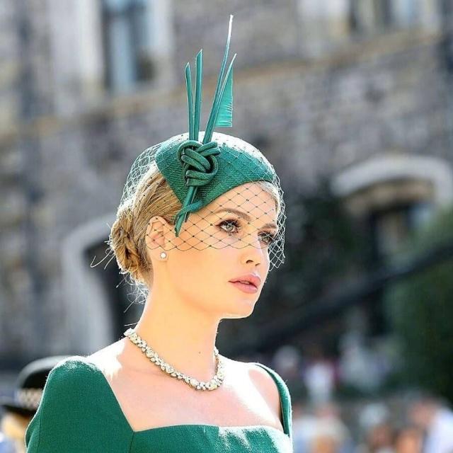 黛安娜王妃28歲侄女攜男友度假，「無懼32歲年齡差」街頭熱吻超甜蜜！