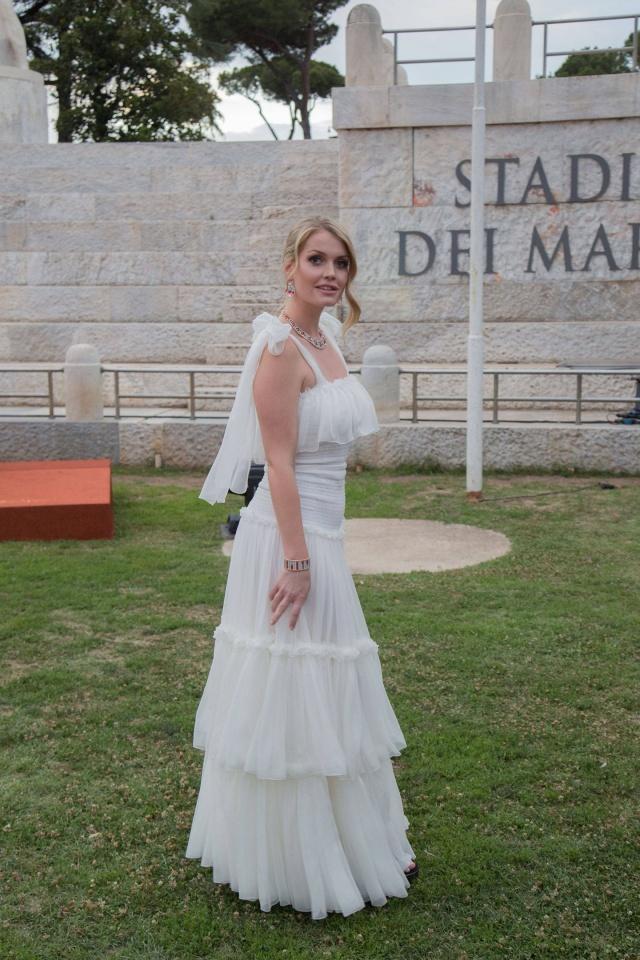 黛安娜王妃28歲侄女攜男友度假，「無懼32歲年齡差」街頭熱吻超甜蜜！