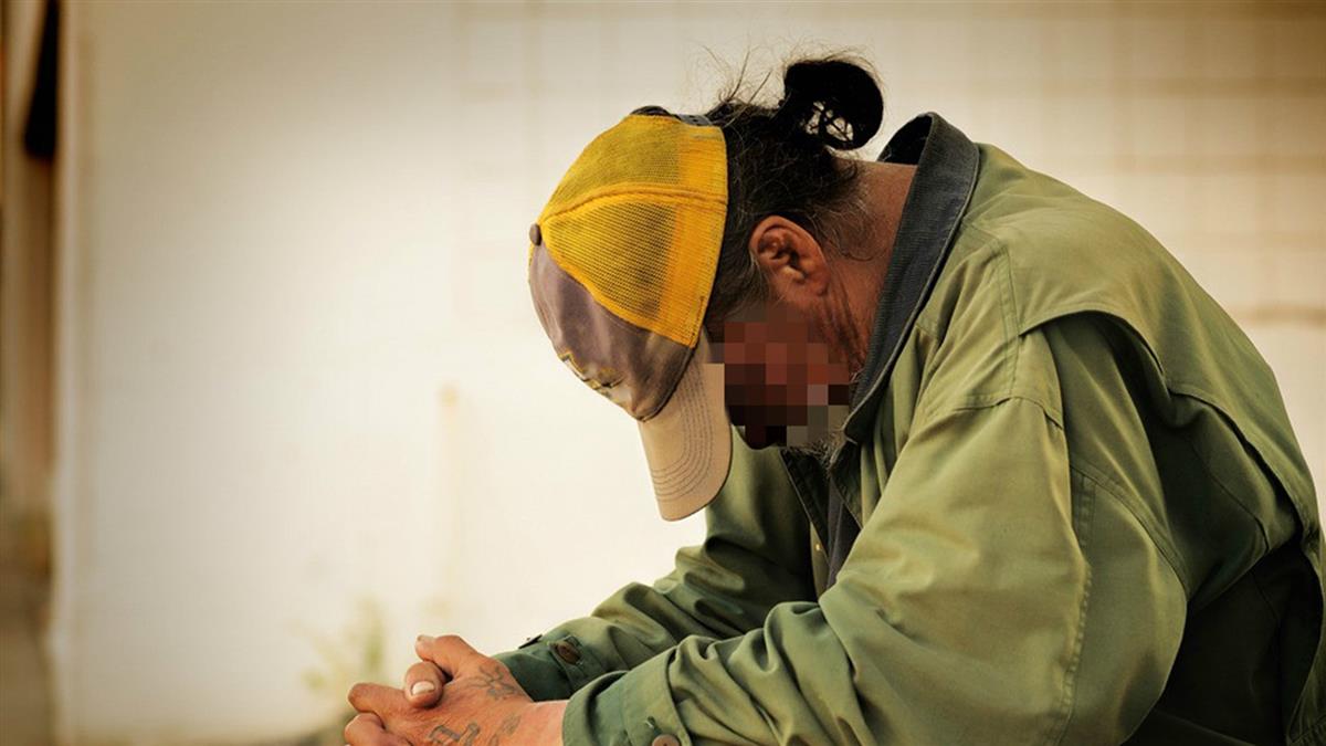 沒錢治療！龍山寺街友流落多年「最後睡夢中走了」　警察發現「包包藏400萬現金」曝身分：台北大地主