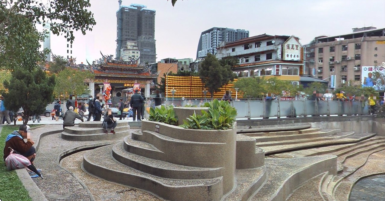 沒錢治療！龍山寺街友流落多年「最後睡夢中走了」　警察發現「包包藏400萬現金」曝身分：台北大地主