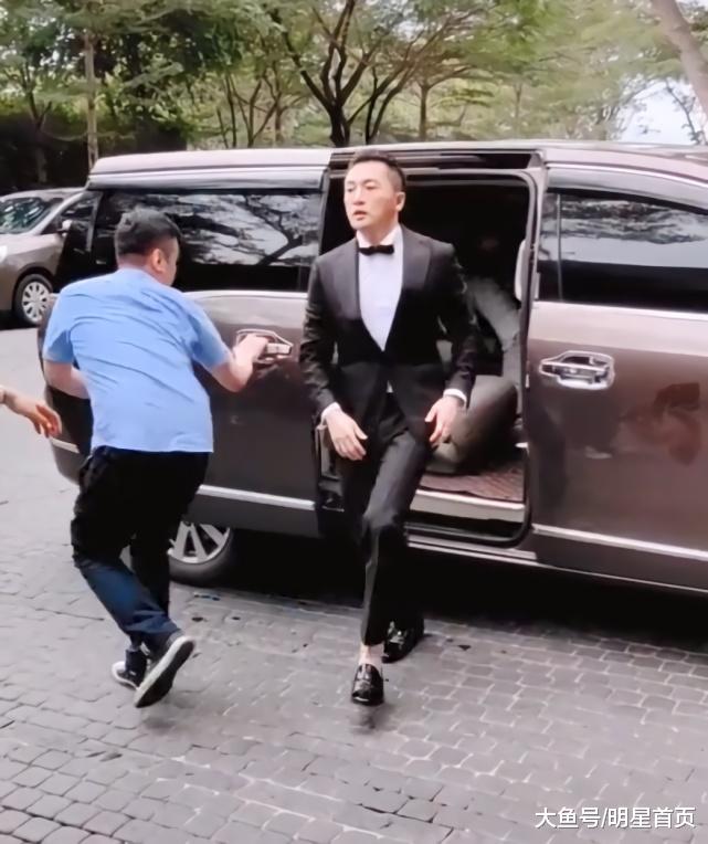小虎隊男星穿西裝「靠丸子頭減齡」！一轉身網愣「背影迷倒眾人」